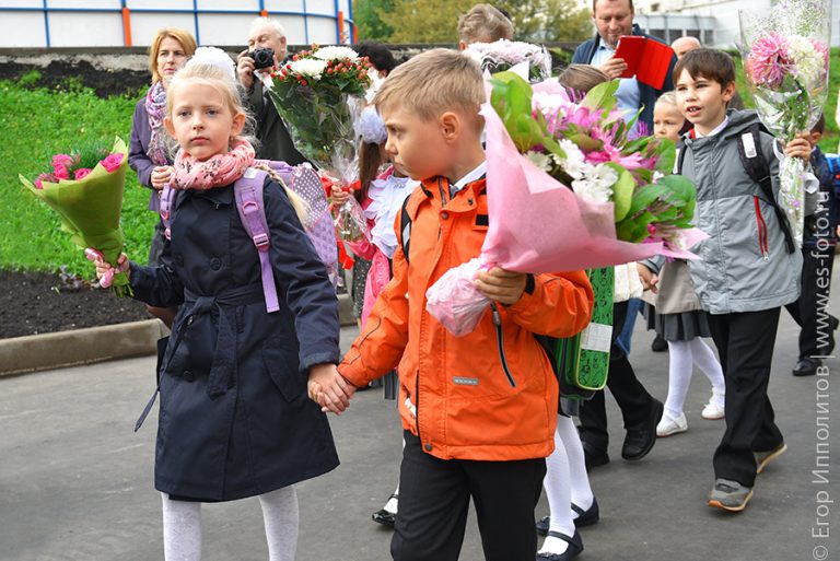 Улица на первое сентября. Дети идут в школу. Школьники идут в школу. Школьники идут в школу осень. Первоклашки идут в школу.